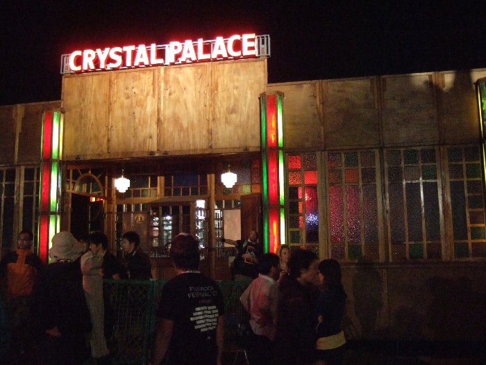 クリスタル・パレス・テント。木造建築のように見えますが簡易に設置された建物です。