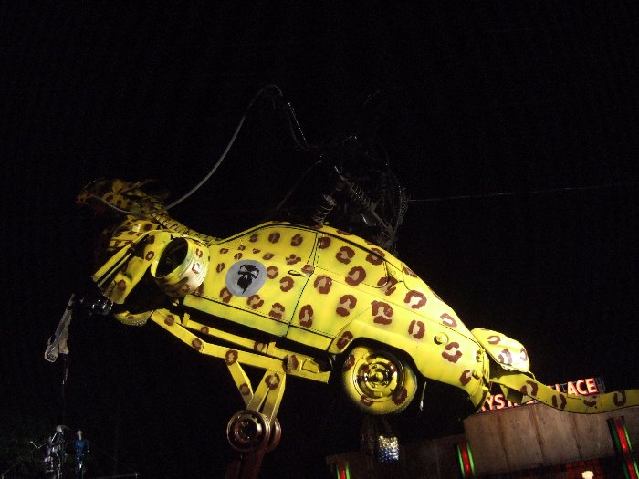 ヒョウのような塗装をされたオブジェ。毎年置かれています。