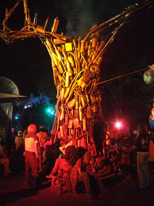 これもずっと置いてあります。中で火を炊いているので寒いときには人だかりができます。 