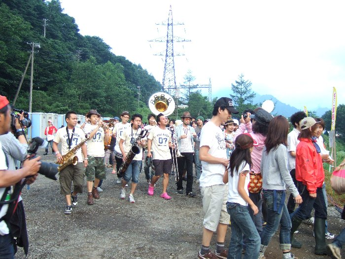 仮設橋Aを渡るブラック・ボトム・ブラス・バンド。 