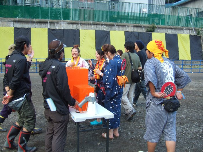 浴衣姿で募金するグループ。