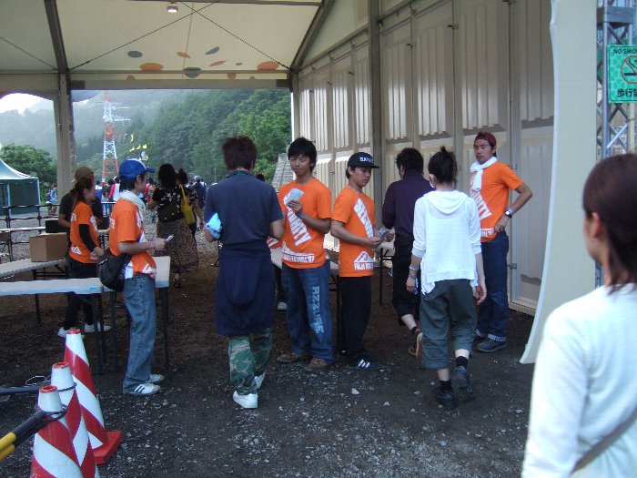 前夜祭はチケットがなくても入れます。ここではリストバンドの確認は行われません。入場者には「お楽しみ抽選券」が1人1枚配られ、前夜祭の余興として航空券や苗場旅館組合無料宿泊券などがプレゼントされます。 