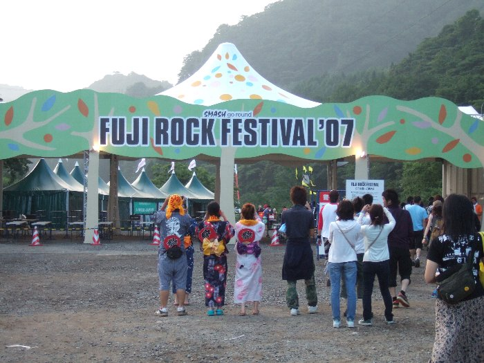 前夜祭の入場ゲート。記念撮影をする人たち。 