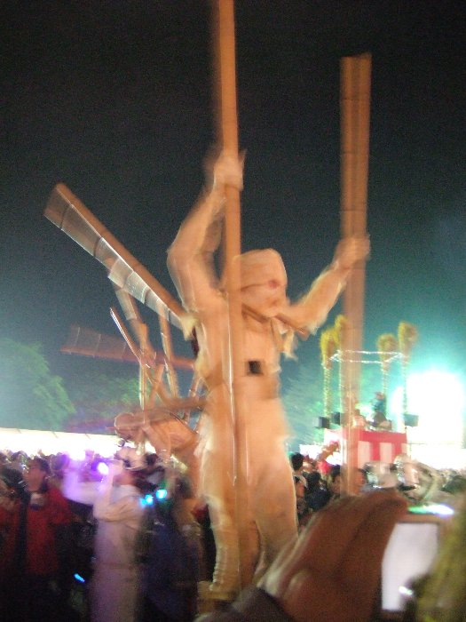 全身に包帯を巻いて竹馬に乗っているようなパフォーマンス。