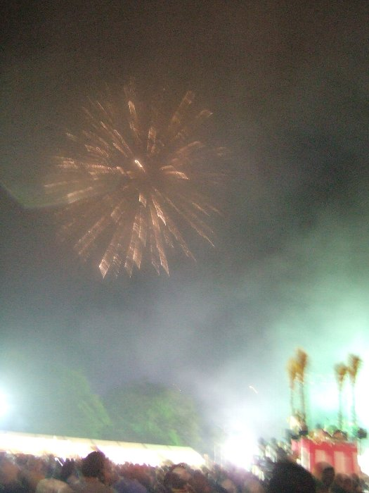 花火その2。ハート型の花火もあります。 