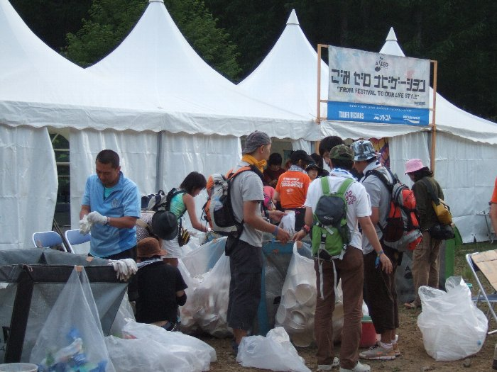 ホワイト・ステージの方はペットボトルだけでなく紙カップや紙コップも扱うようです。