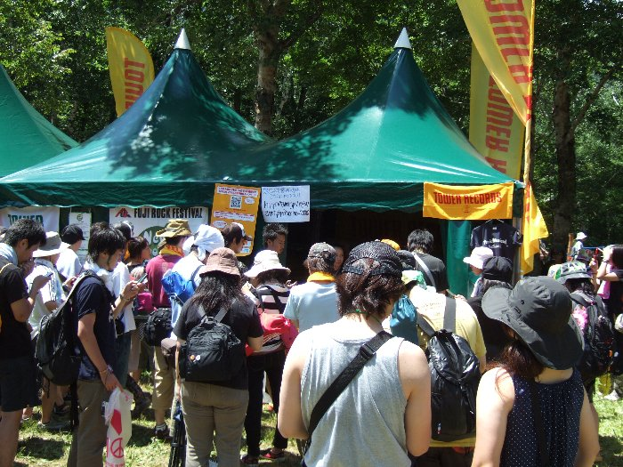 タワーレコードのテントの前の人だかり。