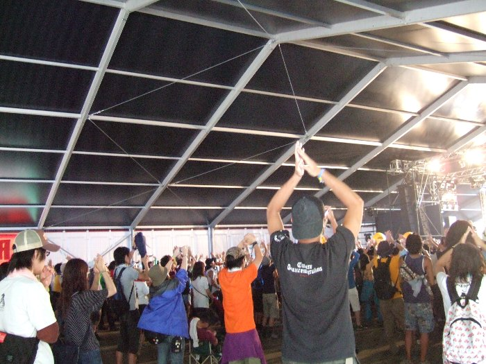 レッドマーキーは客の入り具合が推定しやすい。レッドマーキー自体の柱の数が決まっており、どの柱まで客が密集しているかを把握すればいいからです。このときは前方3分の1程度でした。