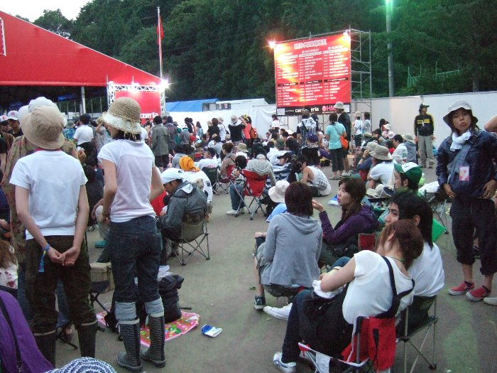 後方まで人で埋まってきたころ。初日のオーシャン・カラー・シーン公演中。