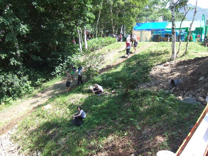 オアシスエリアのハイネケンの裏は浅貝川が流れていますが、主催者の非公認ながら、河原に下りることができます。ただし、下りることができる場所にはロープが張ってあるので、公式には下りてはいけないことになっています。