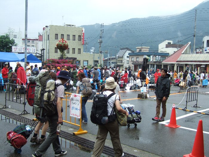 シャトルバスを待つ人の列。シャトルバス自体は午後0時から運行されます。 