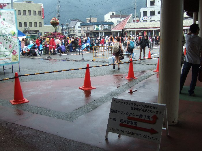 フジ・ロック期間中、路線バスやタクシー乗り場が一時的に変更されます。 