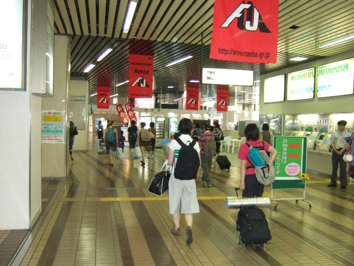 シャトルバスの列に向かう人たち。 