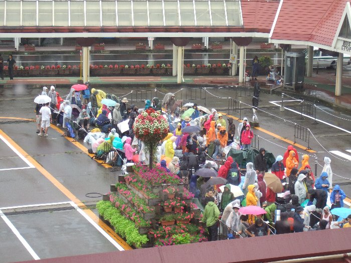 午前11時10分ごろの並び具合。フジ・ロックの参加者は1人あたりの荷物がとても大きいので場所を取り、バスの乗車定員以下で出発します。11時に並んでも最初の便には乗れません。 