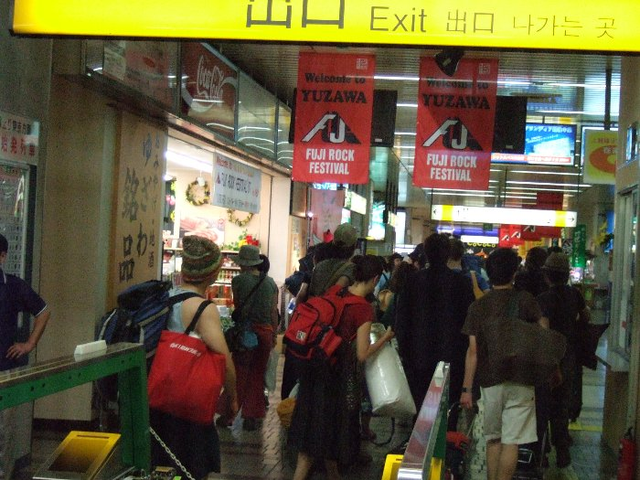 7月26日（木曜日・前夜祭）の午前10時50分ごろ。毎年フジロックフェスティバルの前夜祭当日は、新幹線が到着するたびにこのような光景が見られます。