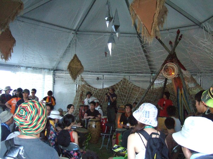 演奏中。音はかなり響きます。付近で会話はできません。