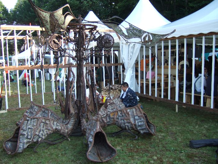 じっくり見る人は少ないがオブジェもあります。