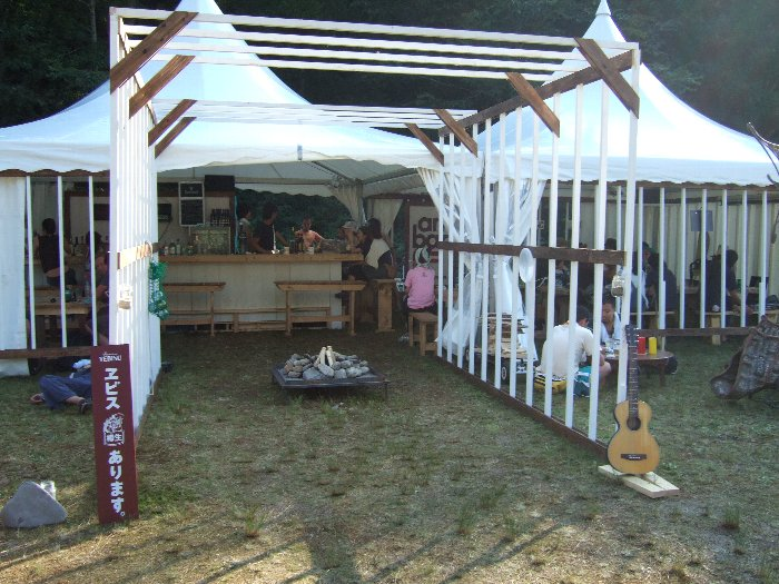 カウンター席、テーブル席の両方がある飲食店。