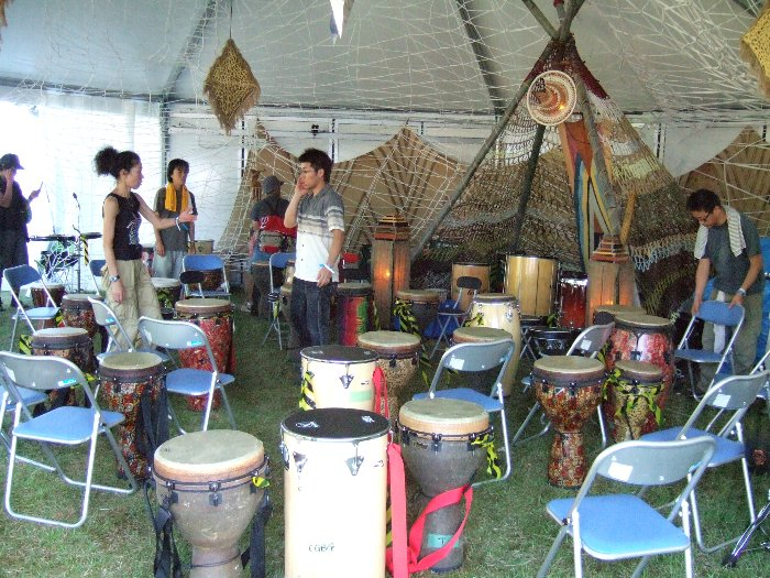 テントの内部。ボンゴ、ジャンベ、カホンほか多数。