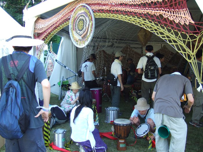 気に入った楽器を自由に選んで演奏します。