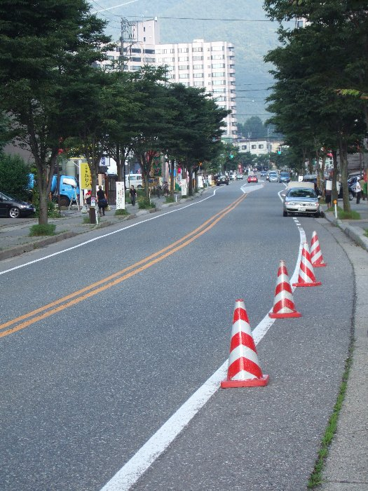 三国街道。奥が群馬県側、手前がフジロックフェスティバル会場側。 