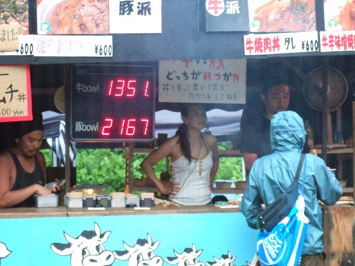 3日目の午後4時半前。丼物がトータルで3500も売れるということは、オアシスエリアのもち豚は1万本くらい売れているのでしょうか。