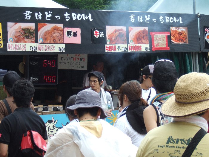 売れるたびに客がボタンを押し、牛丼と豚丼の売れ行きをカウントしていきます。2日目の午後1時半ごろ。