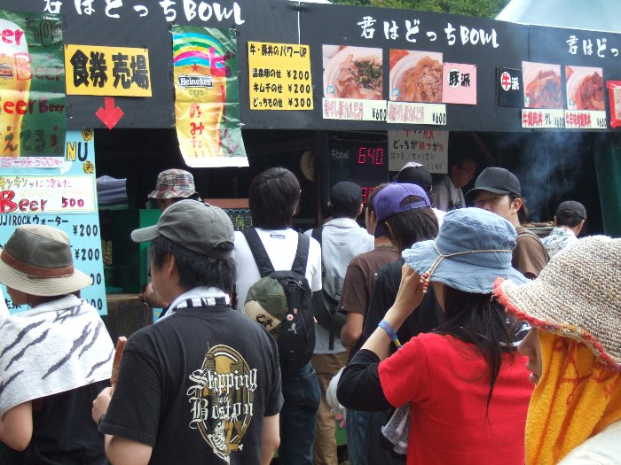 メーン・メニューは牛丼と豚丼。どちらも600円。