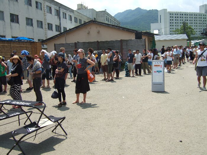 キャンプサイト前で冷水シャワーに並ぶ人の列。