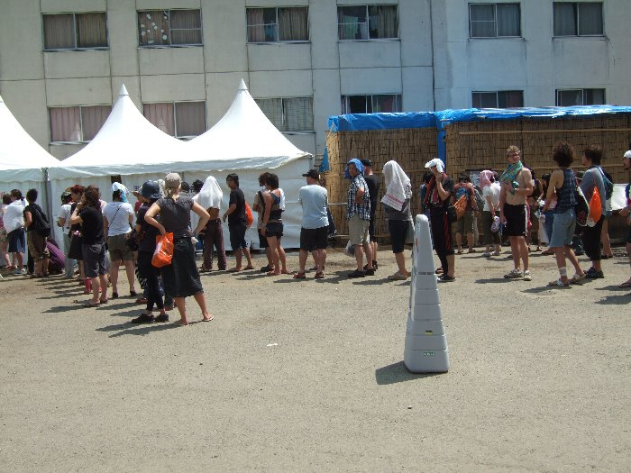 観客が多い年の午前中、実際に2時間以上待ちを経験したことがあります。キャンプサイト前のトイレや洗面所の数を考えると、男女で5基ずつというシャワーは少ないのではないかと思います。