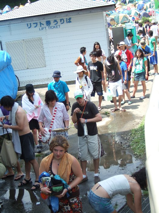 この写真の手前に水道の蛇口が2つあり、シャワーと同様、冷水が出ます。足の泥を落とすくらいならここで十分で、頭を洗う人もかなりいます。