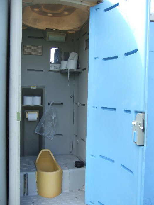 一般的な和式トイレ。右下にある黒いボタンを足で踏むと水で流されます。