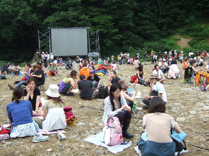 特にいすやテーブルのない広場。