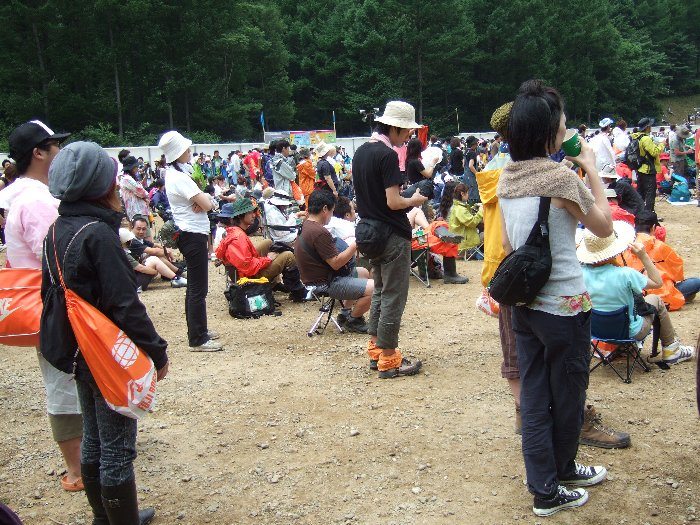 ホワイト・ステージ後方にレジャーシートを敷くのは困難で、携帯用のいすに座るのが標準です。