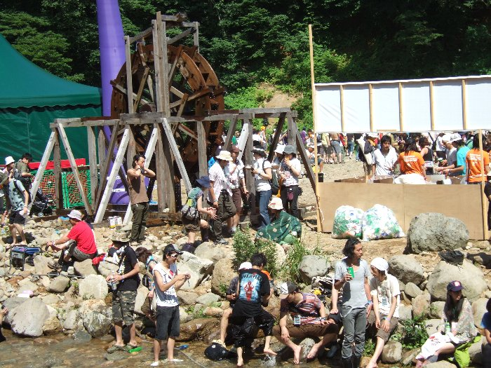 水車のすぐ下が浅貝川。