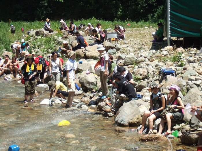 足だけ川につかって涼む人は多数。 
