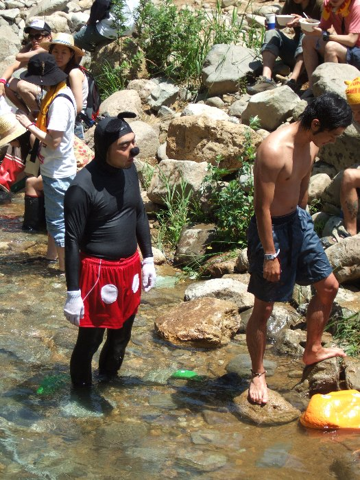 ミッキーマウスの格好をした人。