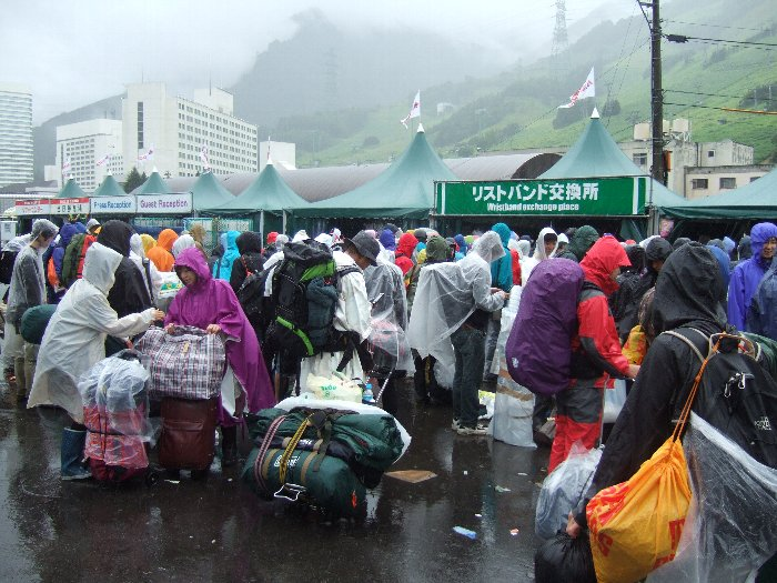 最終日翌日、荷物を宅配便で送ろうという人の列。大型トラック、フォークリフト、コンテナも現地にあり、荷受けした端から作業が進んでいます。 