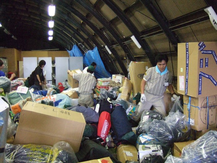 場合によっては他人の荷物を踏み台にして探すこともあるので、デジタルカメラ等の精密機器や割れ物は宅配便で送らない方がいいでしょう。バッグなどに詰め込んでそのまま送っている荷物は、傷がつくことを前提で送ることになります。受取人が自分で探す場合、見つけたら勝手に持って行っても何も言われないため、送り状が意味をなさないこともあります。間違って持って行かれても分かりません。