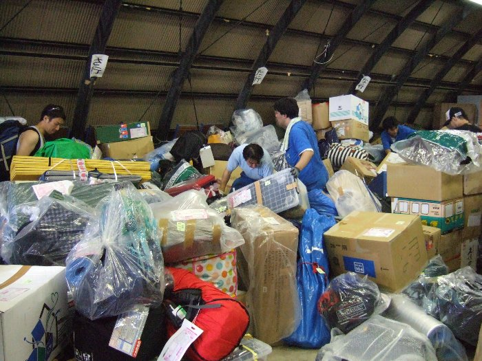 「あ行」から「わ行」のように、受取人の名前の頭文字で一応は区分けされていますが、荷物の山をかき分けて探すといった状態です。 