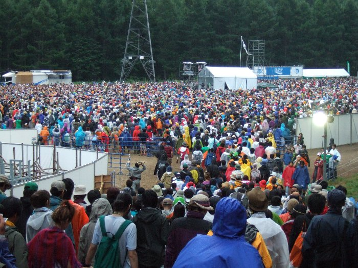 3日目午後5時すぎ。クラムボン開演前。 