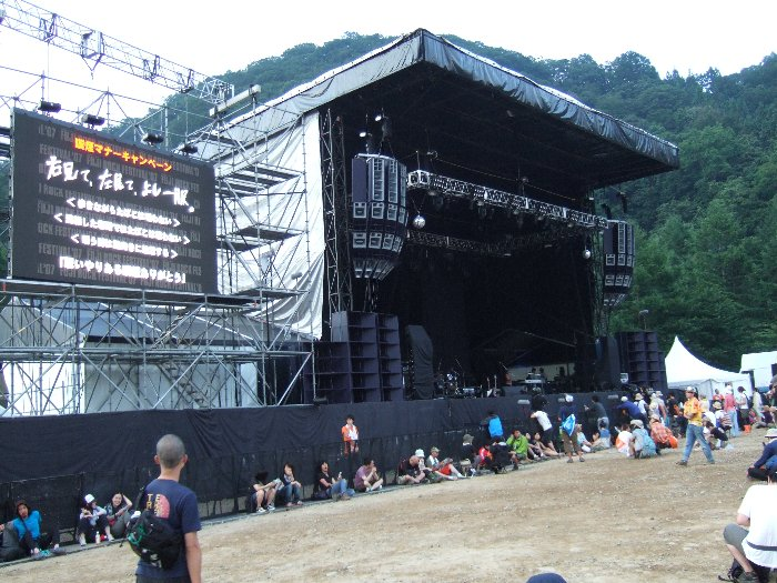 ホワイト・ステージと大型ビジョン。左側の大型ビジョンは昨年から設置され、当初は大手半導体メーカー、AMDのロゴがついていました。したがって、この大型ビジョンがAMDの協賛によって設置されたような印象でした。今年はAMDがフジ・ロックのスポンサーに加わっていないので、なくなってもおかしくないと思いましたが、昨年同様にありました。アマチュアの自作映像作品を流すという企画はありませんでした。 