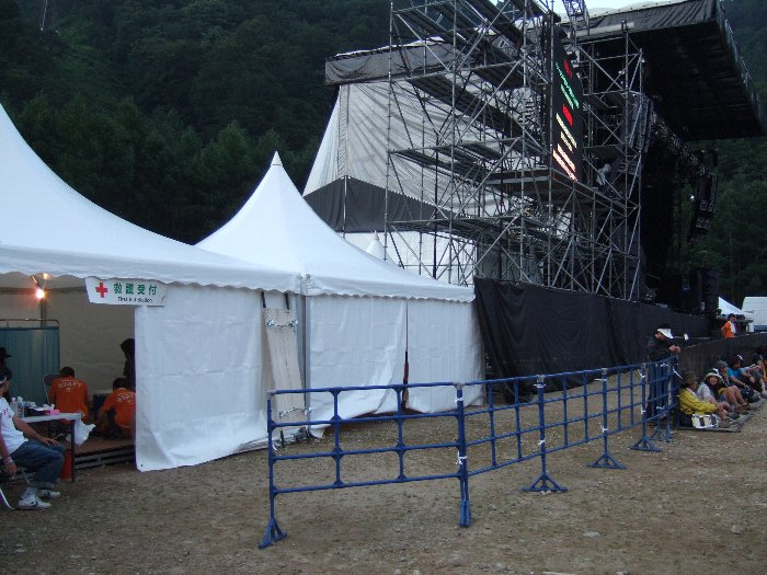 ステージの脇にある救護所。