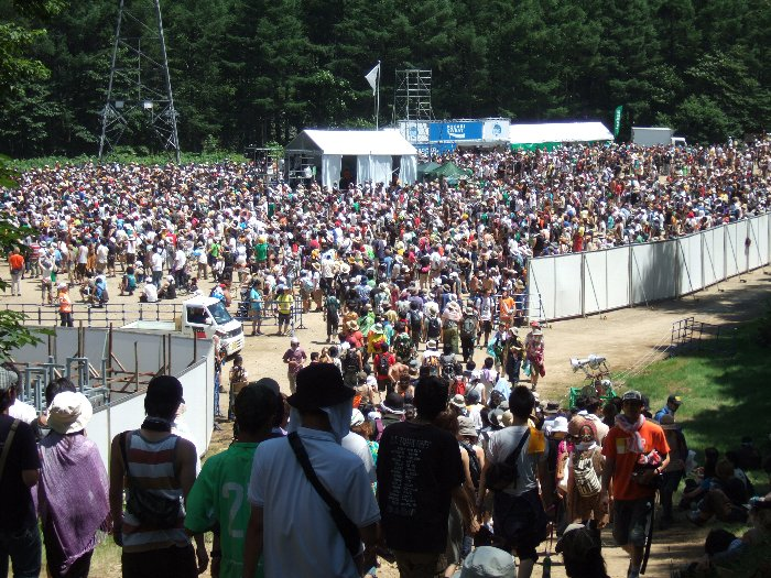 1日目午後0時40分ごろ。赤犬公演中。