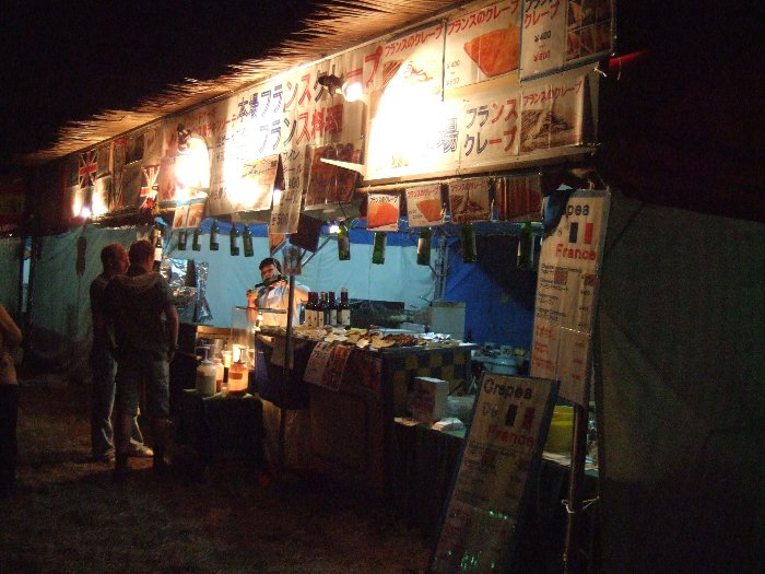 2日目の午前4時10分ごろ。営業していたのはフランス料理店だけでした。