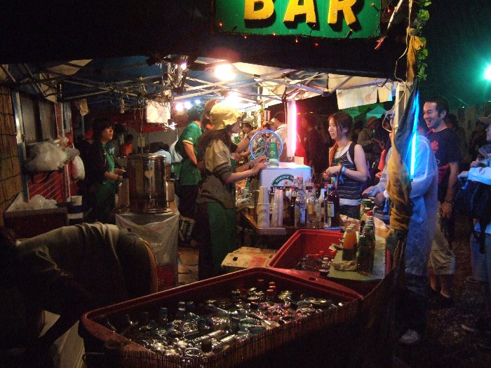 夜のカクテルバー。