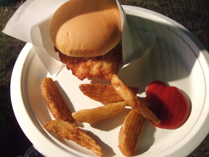 ハーブチキンバーガー、フレンチフライ付き。600円。 