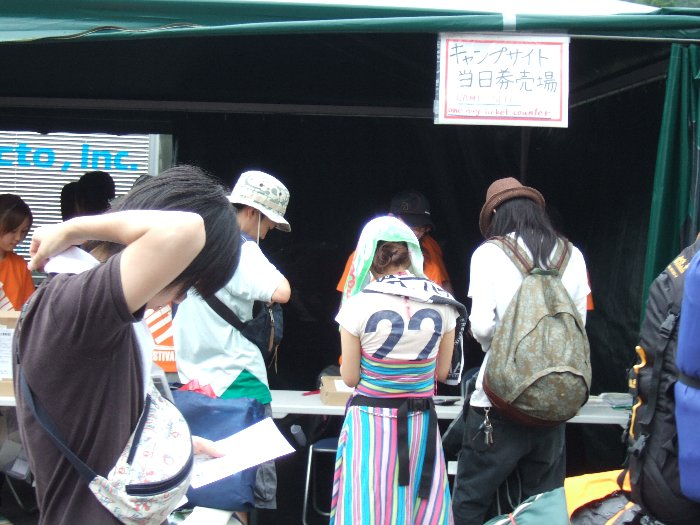 リストバンドの交換自体はほとんど時間がかからないので、列は早く進んでいきます。 