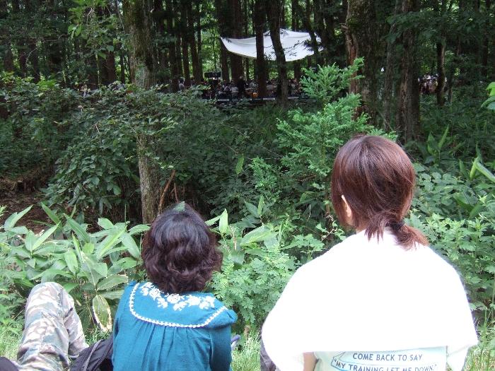 通路から見る人。 