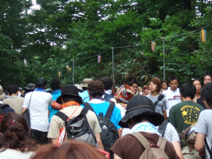 人が多いと渋滞します。 